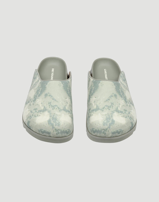 The LFDY Mules by LIVE FAST DIE YOUNG are slip-on shoes with a light grey and white marbled pattern, crafted from PU Obermaterial and an EVA Sohle, shown from the front on a plain white background.
