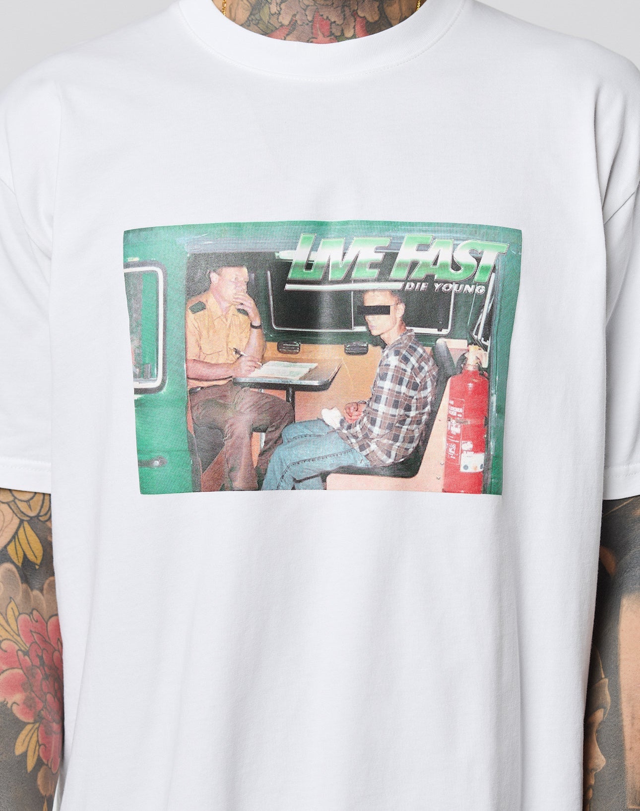 The LFDY Sixers Tee by LIVE FAST DIE YOUNG is a regular-fit white T-shirt made from 100% Baumwolle, featuring a vintage photo of a police officer and a man in a green van with censored eyes and LIVE FAST DIE YOUNG text.