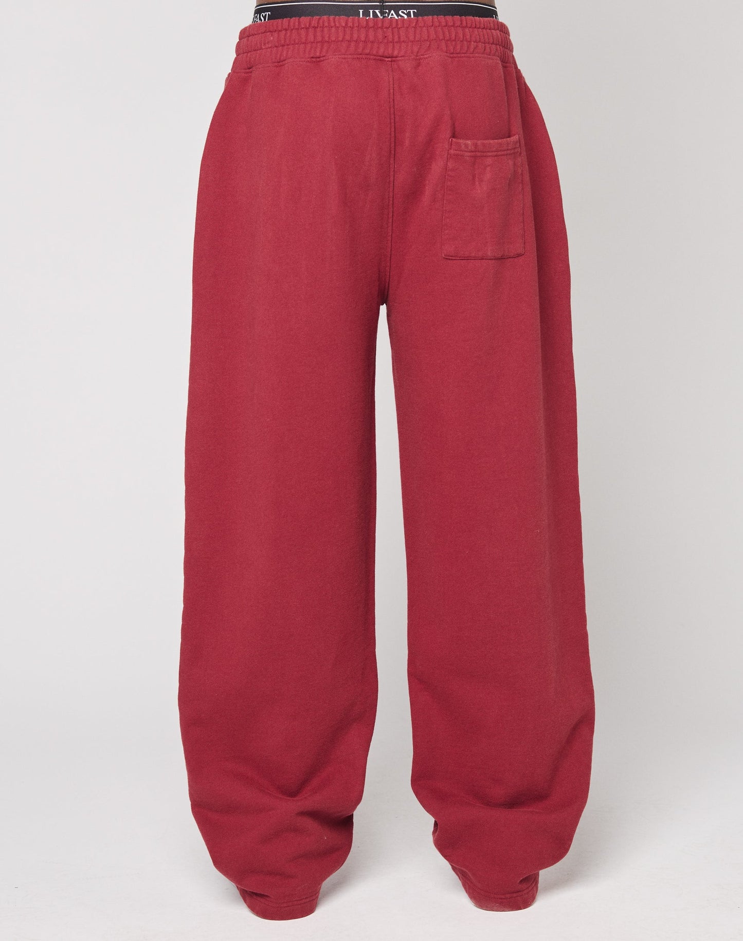 The Live Fast London Wide Jogger by LIVE FAST DIE YOUNG features a wide fit, elastic waistband, black contrast waistband detail, single right patch pocket, and is made from soft Baumwolle. Shown against a white background.