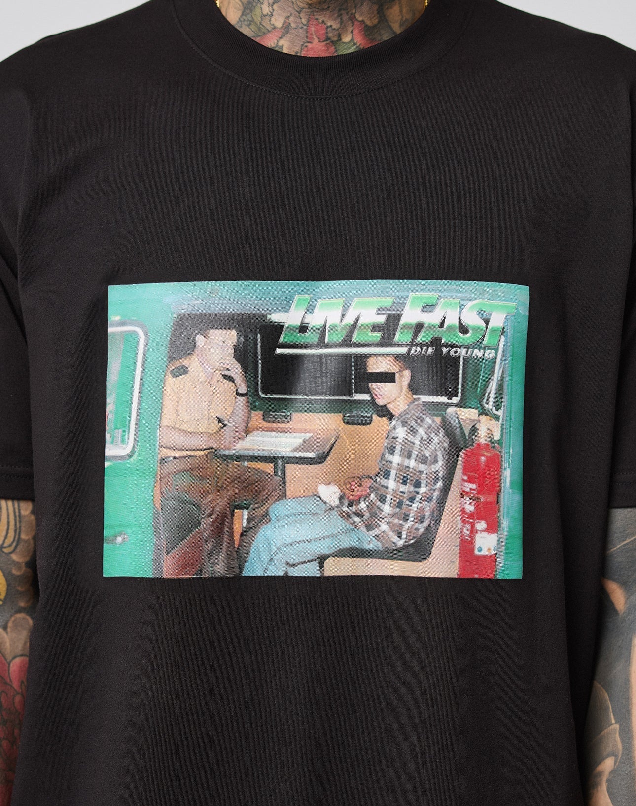 The LFDY Sixers Tee by LIVE FAST DIE YOUNG is a black cotton t-shirt with a print of two men in a van and green-white “LIVE FAST DIE YOUNG” text. Regular fit; please beachten Sie die Waschhinweise.
