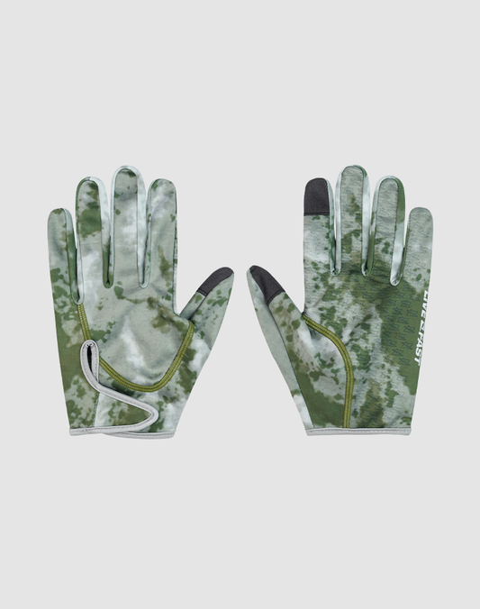 A pair of green camouflage LIVE FAST DIE YOUNG Live Fast Gloves with reflektierender Druck and touchscreen-compatible fingertips, shown palm up and down on a plain white background. 