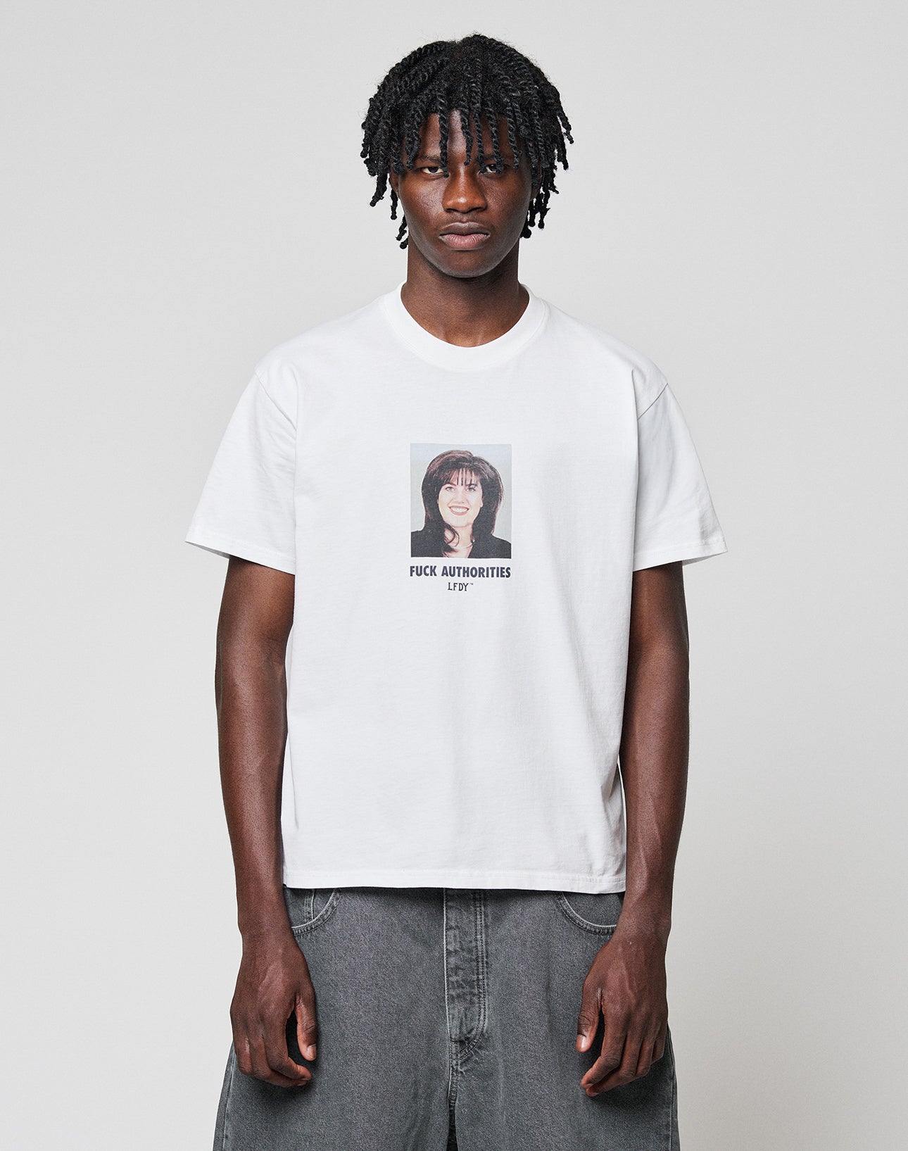 LFDY Authorities Tee Weiß | model