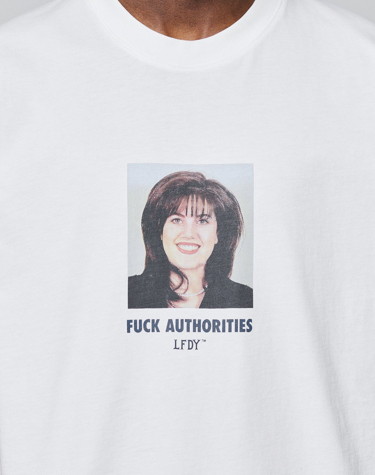 LFDY Authorities Tee Weiß Frontprint Nahaufnahme