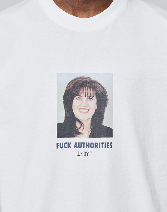 LFDY Authorities Tee Weiß Frontprint Nahaufnahme