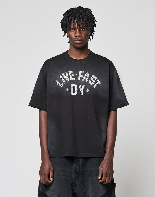 Live Fast Rivet Tee Schwarz Frontansicht | model