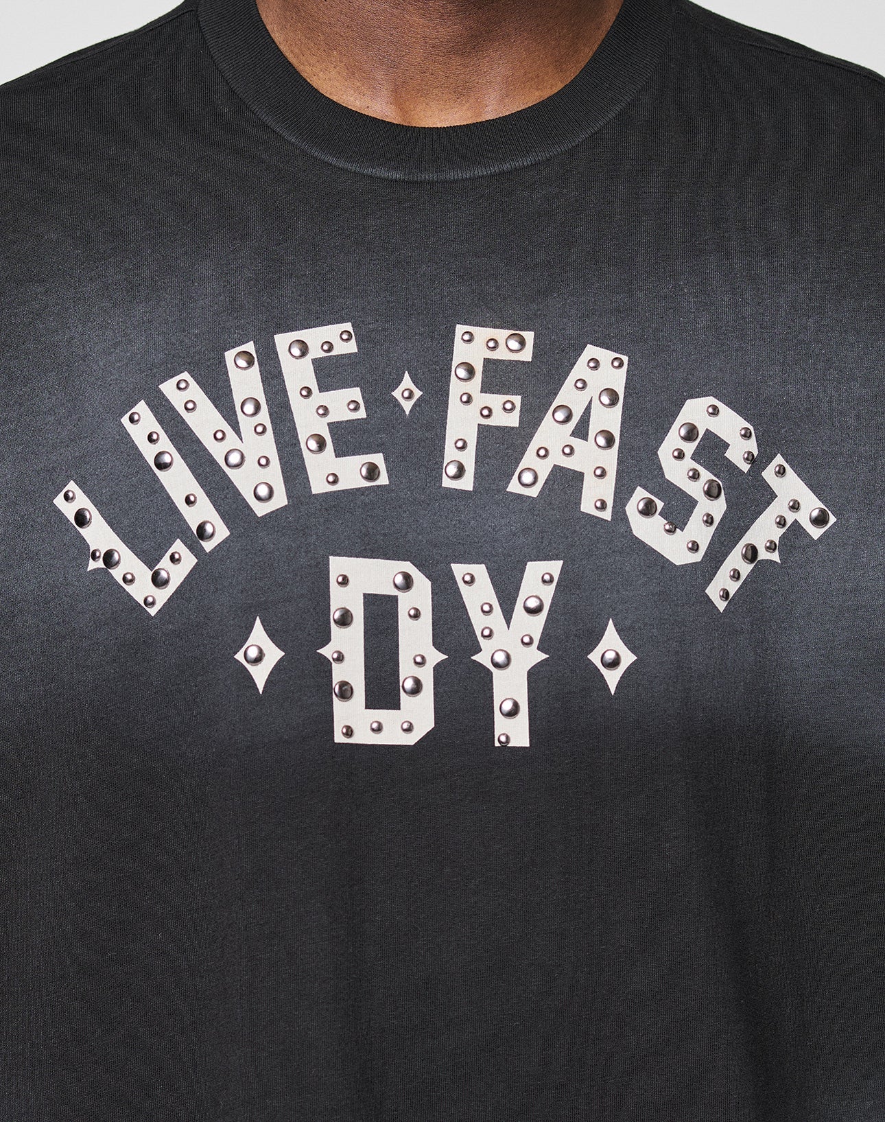 Live Fast Rivet Tee Schwarz Logo auf der Vorderseite mit Nieten