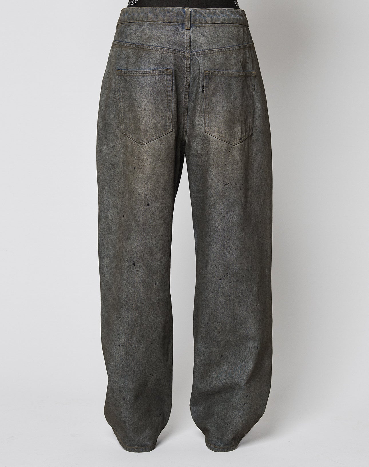 Die LFDY Coated Baggy Denim von LIVE FAST DIE YOUNG ist eine weite, graue Jeans aus Baumwolle mit geradem Bein, großen Gesäßtaschen und dezenten Used-Details. Falten an den Knöcheln verleihen einen lässigen Look.