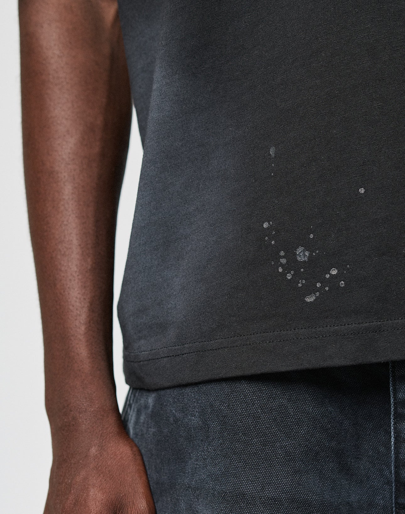 Live Fast Rivet Tee Schwarz mit gewollten Farbunterschieden 