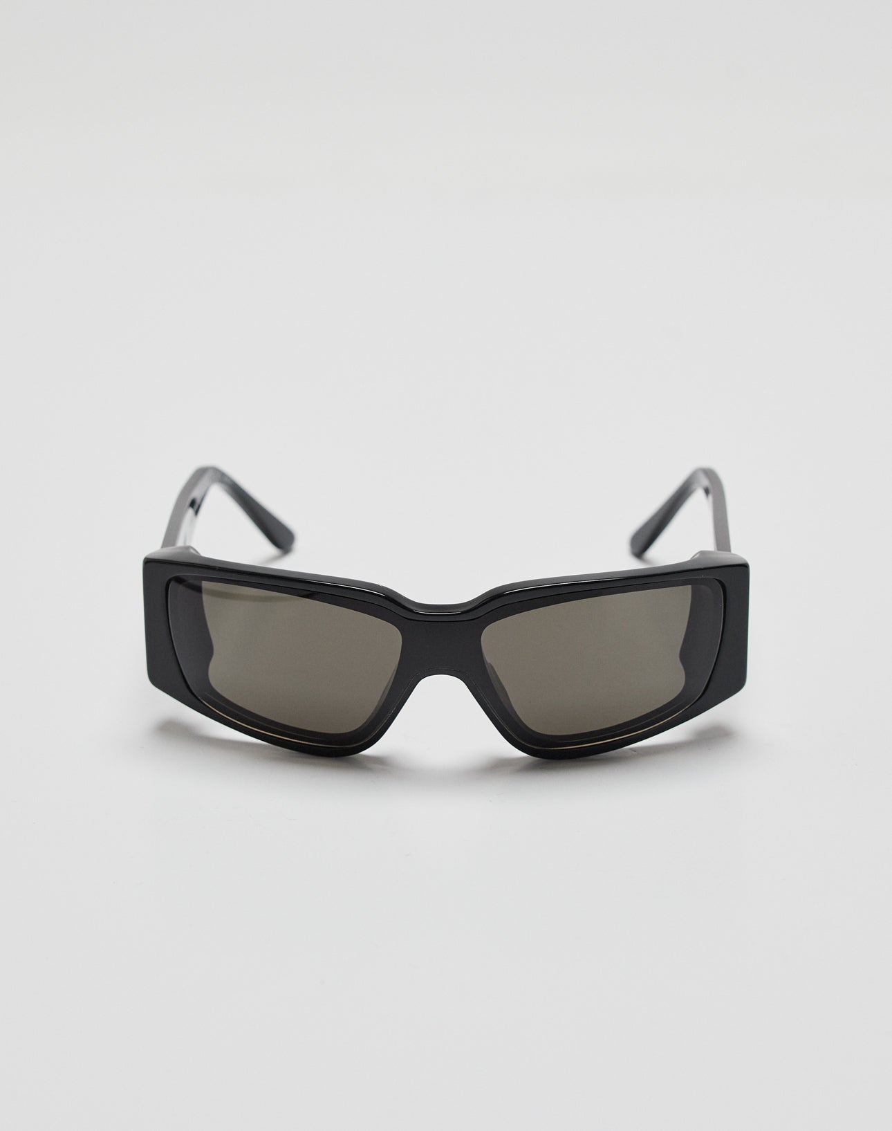 LIVE FAST DIE YOUNG’s Live Fast Curved Shades feature black rectangular frames crafted from thick Mazzuchelli Acetat and dark tinted lenses with 400 UV protection, shown against a plain white background.