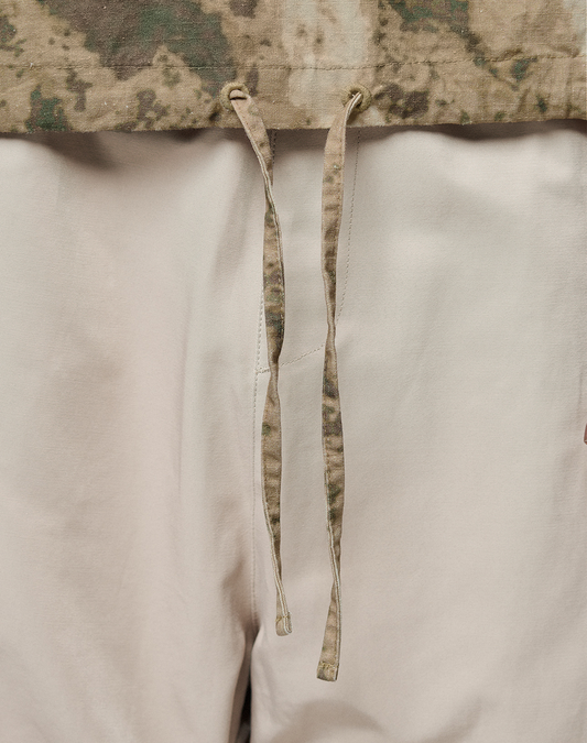 Close-up of the LFDY Camo Halfzip Jacket by LIVE FAST DIE YOUNG, featuring a tan and green camouflage waistband, front drawstrings, and an Oversize Fit for casual comfort. Made from 100% Baumwolle.