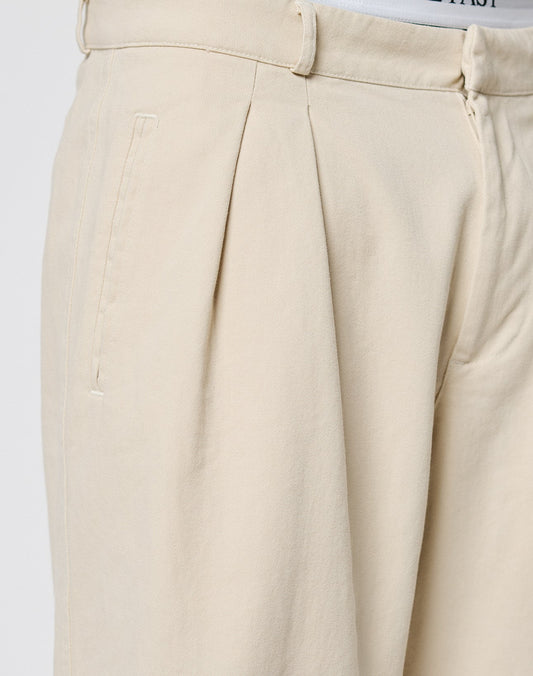 Close-up of beige Wide Chino trousers by LIVE FAST DIE YOUNG in 100% cotton, featuring a soft, slightly textured fabric, Doppel-Bundfalte waistband with belt loops, front pleats, and a side pocket.