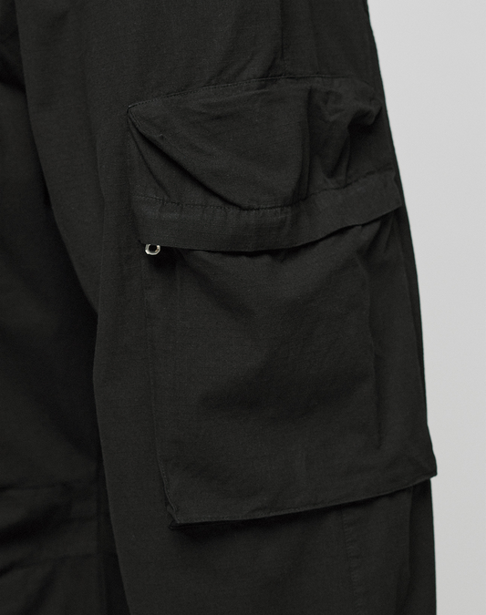 Close-up of the LFDY Baggy Cargo pocket by LIVE FAST DIE YOUNG, showing the flap, textured 100% Baumwolle fabric, detailed stitching, and classic cargo pocket design.