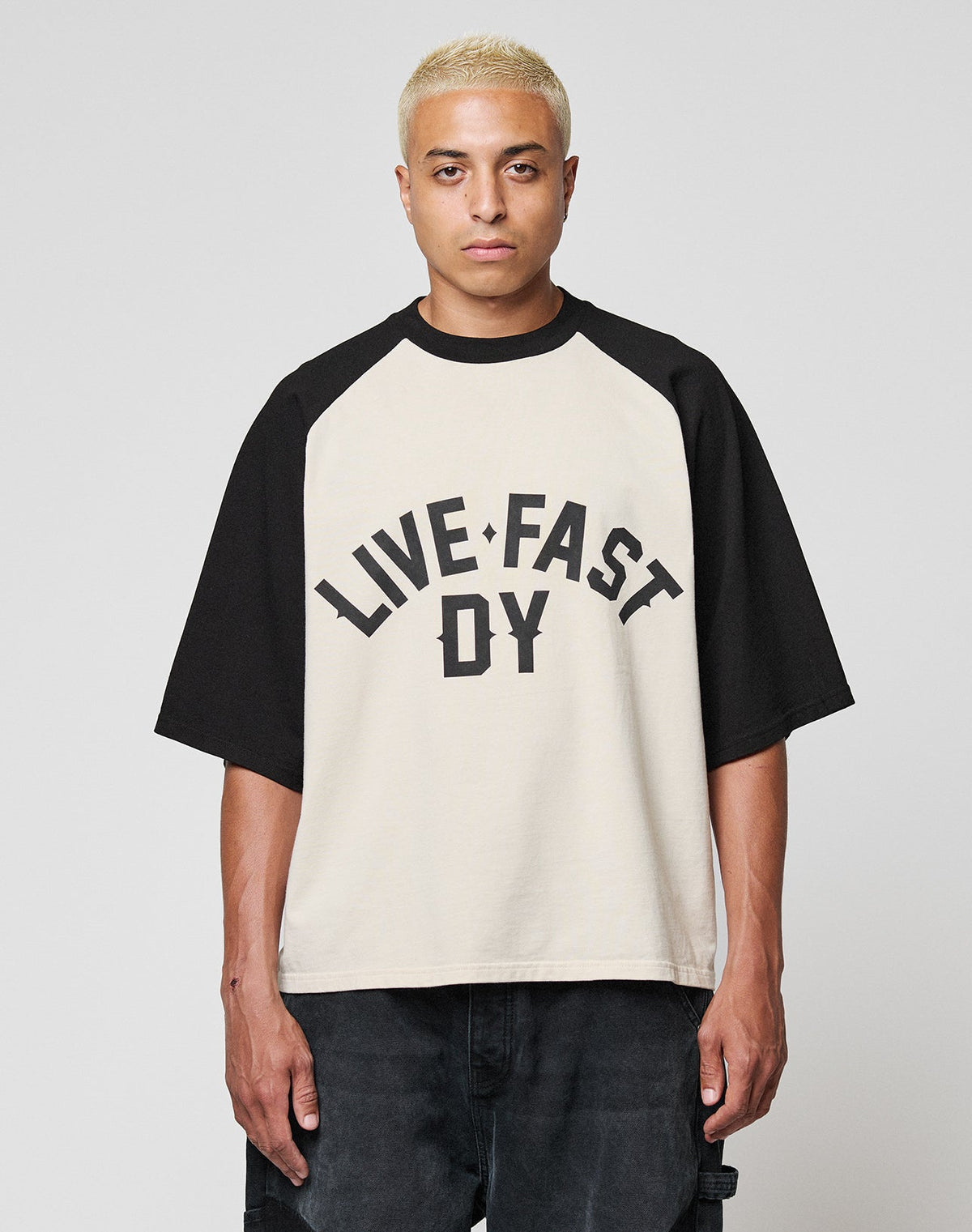 Live Fast Raglan Tee Schwarz | model