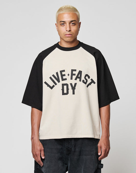 Live Fast Raglan Tee Schwarz | model