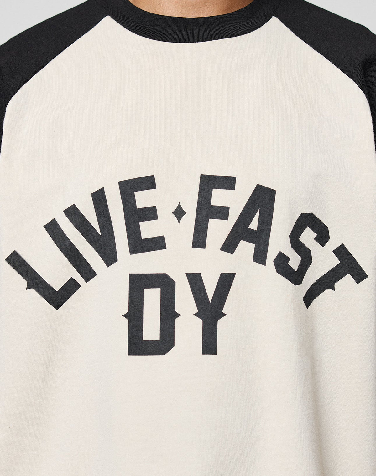 Live Fast Raglan Tee Schwarz Brustlogo