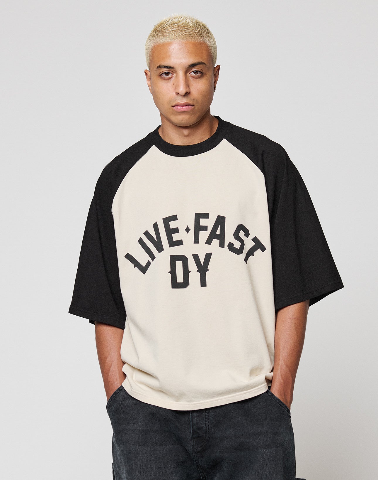 Live Fast Raglan Tee Schwarz Frontansicht