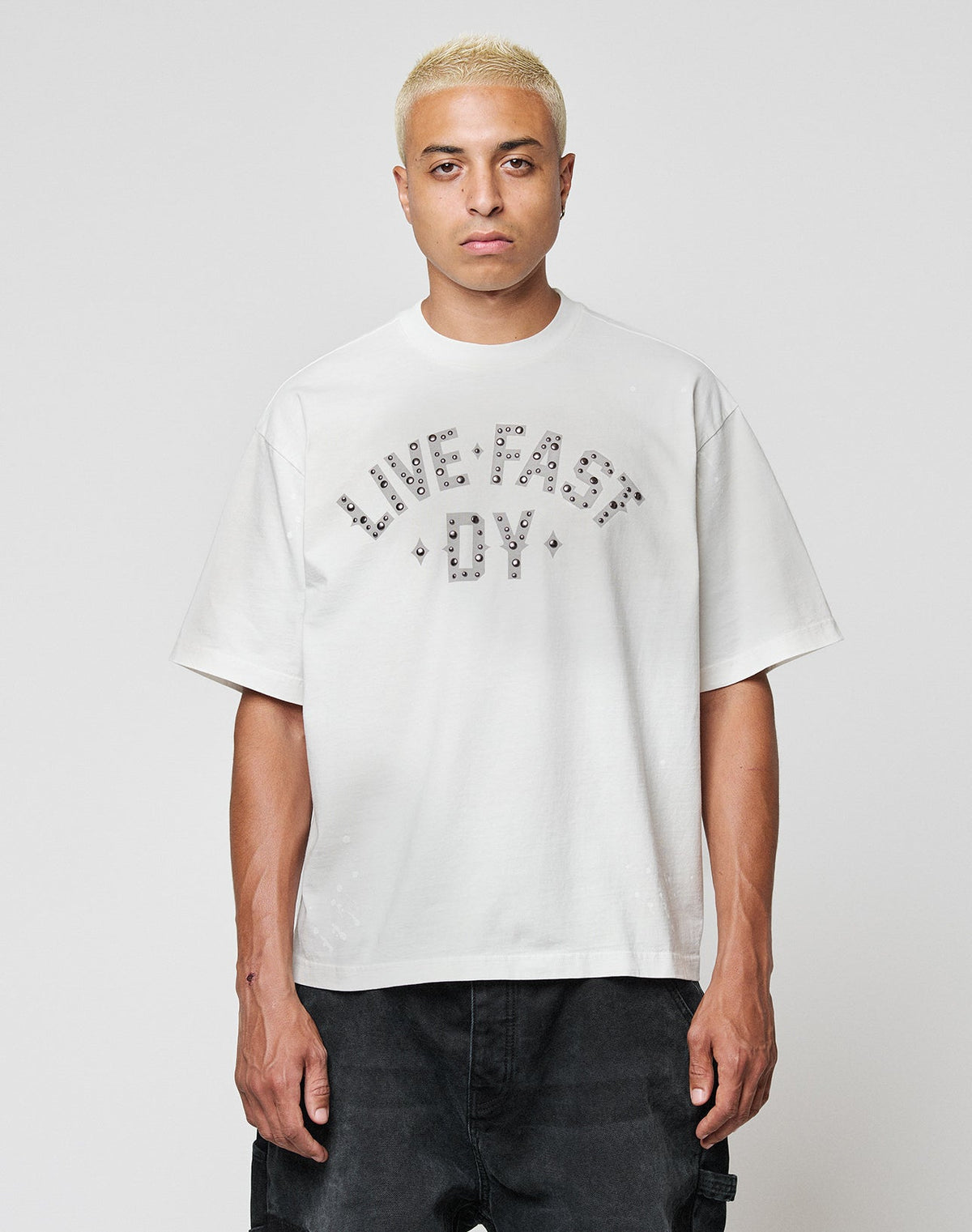 Live Fast Rivet Tee Weiß Frontansicht | model