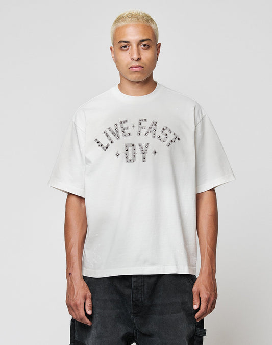 Live Fast Rivet Tee Weiß Frontansicht | model