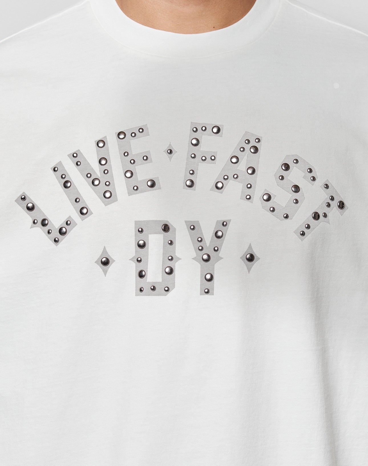 Live Fast Rivet Tee Weiß Logo auf der Vorderseite mit Nieten 