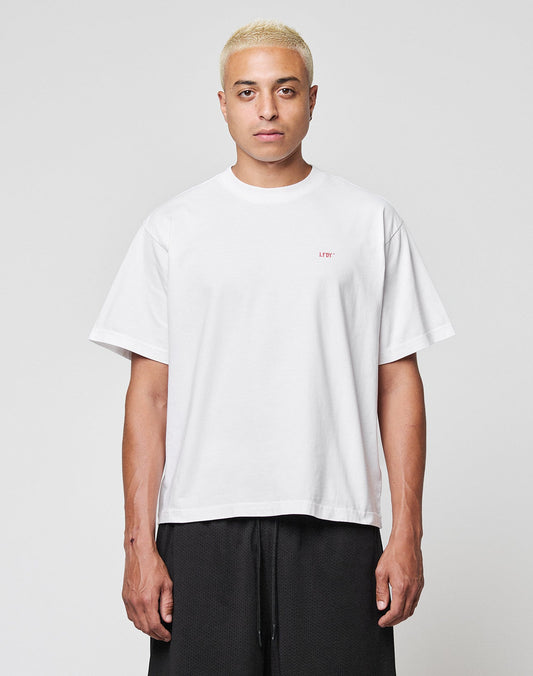 LFDY Hinterhof Tee Weiß mit LFDY Logo auf der Brust