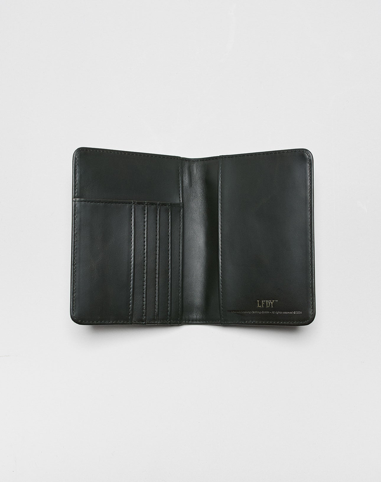 Eine offene schwarze LFDY Passport Case von LIVE FAST DIE YOUNG liegt auf weißem Hintergrund, zeigt links mehrere Kartenfächer und rechts unten eine dezente LFDY-Prägung.