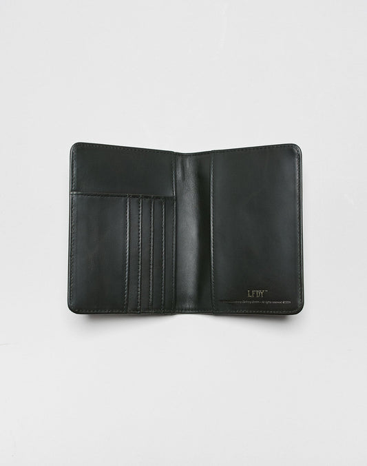 Eine offene schwarze LFDY Passport Case von LIVE FAST DIE YOUNG liegt auf weißem Hintergrund, zeigt links mehrere Kartenfächer und rechts unten eine dezente LFDY-Prägung.