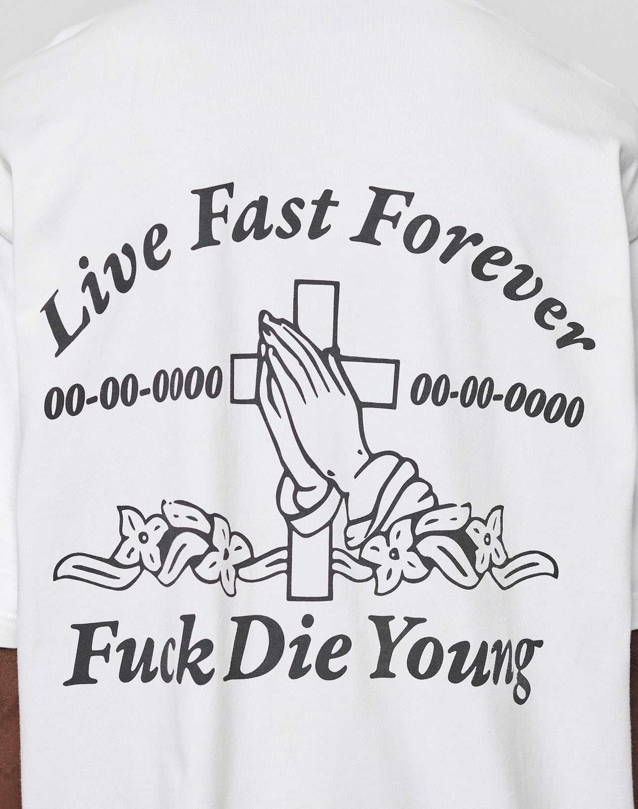 The LFDY Praying Tee by LIVE FAST DIE YOUNG is a white 100% Baumwolle shirt with a back graphic of praying hands, cross, flowers, and the text Live Fast Forever, 00-00-0000 00-00-0000, and Fuck Die Young.