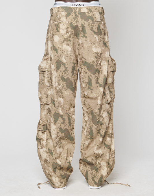 The LFDY Cargo by LIVE FAST DIE YOUNG features a tan and green camouflage print, Cargo Taschen, large side pockets, wide fit, drawstring hems, a visible branded waistband, and is crafted from 100% Baumwolle.