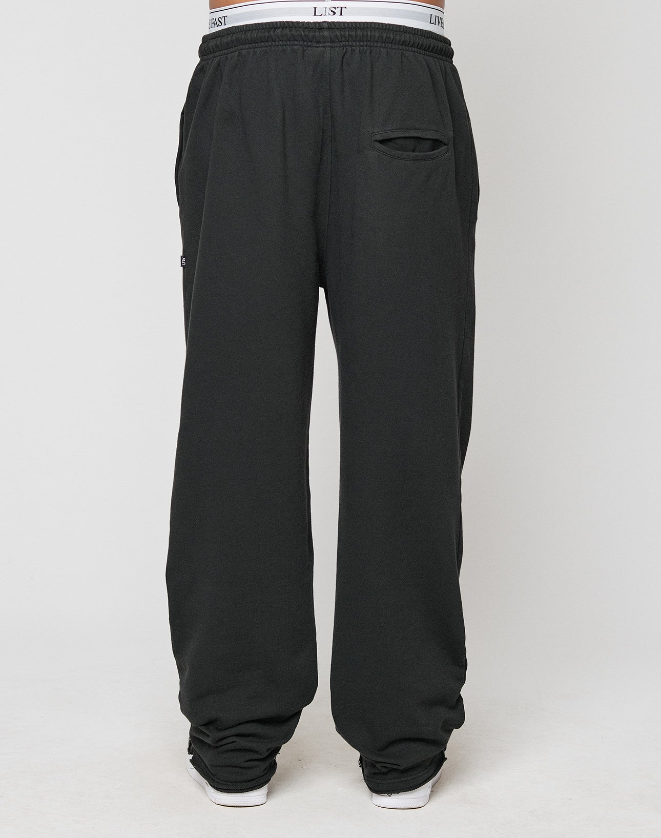 The LFDY Lightweight Jogger by LIVE FAST DIE YOUNG features a relaxed, oversize fit in soft French Terry, with an Elastikbund waistband, white logo band, side pockets, and gathered hems. Shown on a plain white background.