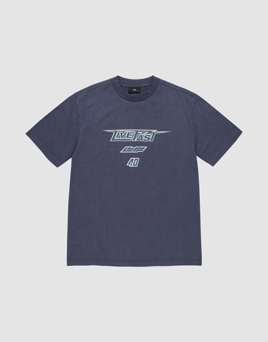 The LFDY Triple Racing Tee by LIVE FAST DIE YOUNG is a navy short-sleeve oversize t-shirt, crafted from 100% Baumwolle, with a bold "LIVE FAST" multilogo front print and racing details on a light gray background. | plain