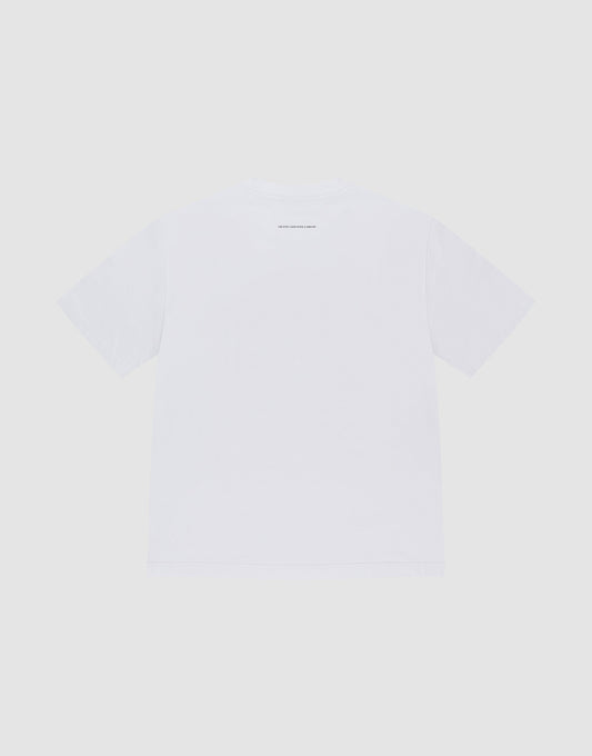 The LIVE FAST DIE YOUNG Live Fast College Tee is an oversized white short-sleeve t-shirt shown on a white background, featuring subtle centered text near the upper back. Made from 100% Baumwolle for superior comfort.