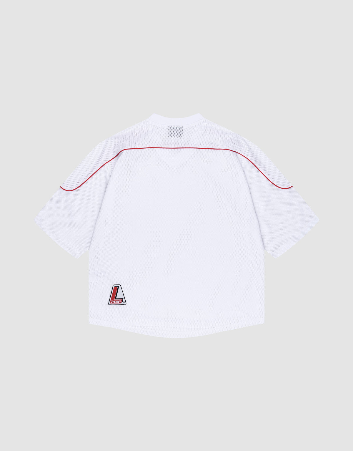 The Basic Mesh Jersey by LIVE FAST DIE YOUNG is a plain white polyester sports top with short sleeves, a red shoulder stripe, V-Ausschnitt neckline, and L logo patch at the lower left hem. It’s shown laid flat, back view, on a light gray background.