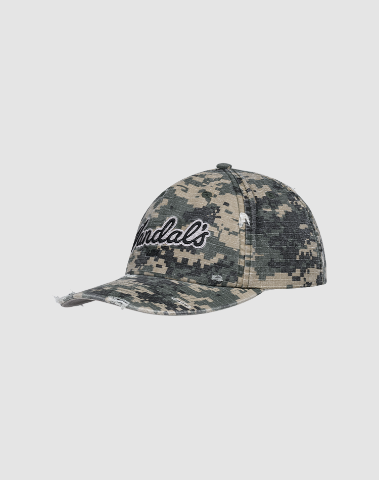 The LFDY Vandals Cap by LIVE FAST DIE YOUNG features a green and tan digital camouflage pattern, "Vandals" in black and white script, an adjustable Snapverschluss, and a soft Frottee Stoff Schweißband.