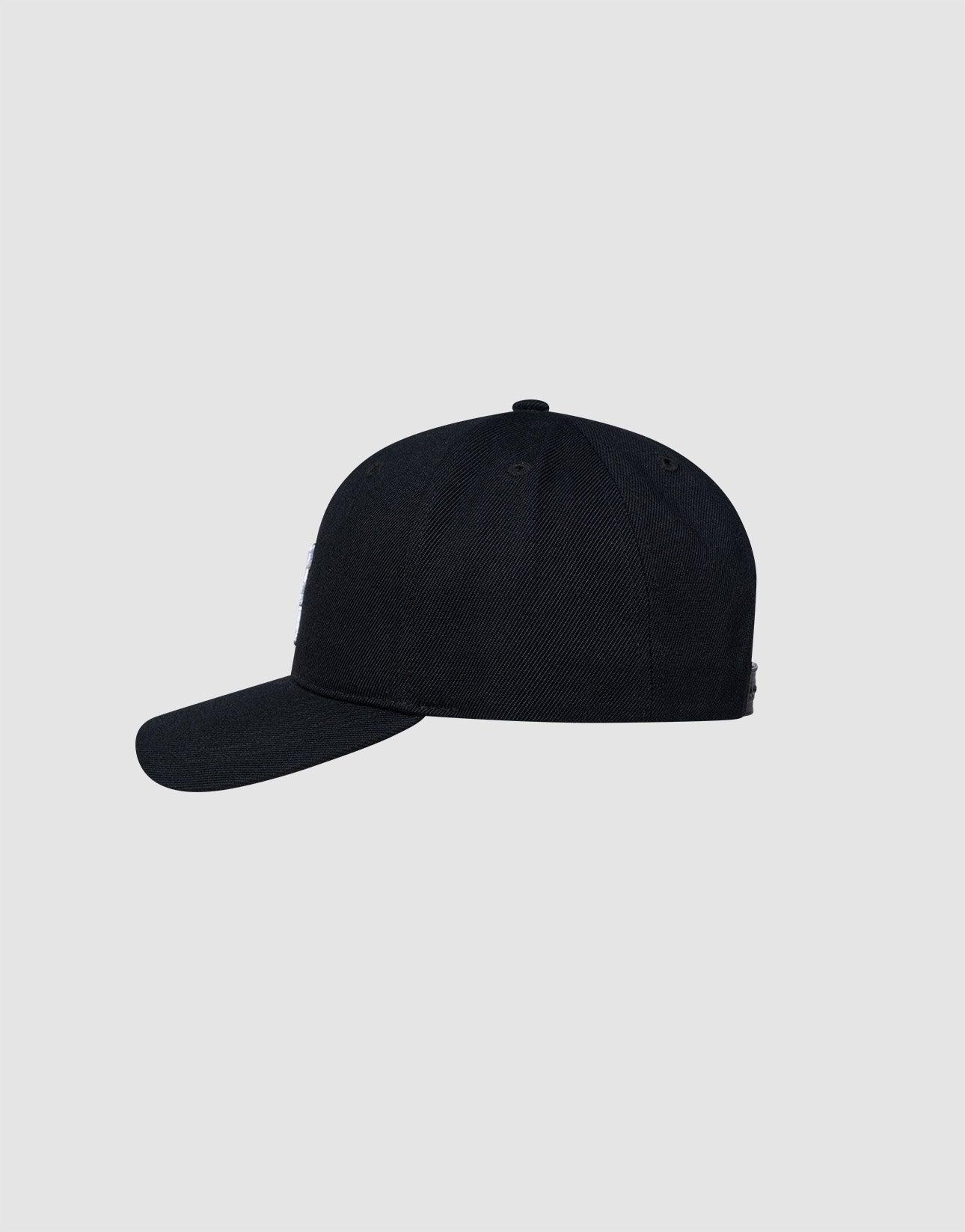 The LFDY Snapback by LIVE FAST DIE YOUNG is a plain black cap with a curved brim and visible panel stitching, shown in side view on a light grey background. It features an adjustable Snapverschluss for comfort.