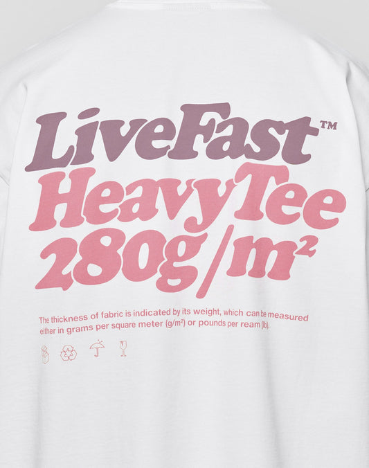 Back of a white tee with bold Basic 280 Tee, LIVE FAST DIE YOUNG. Smaller text shows 280g/m² fabric weight, icons, and red/purple accents. Made from 100% Baumwolle cotton with an Oversize Fit for added comfort.