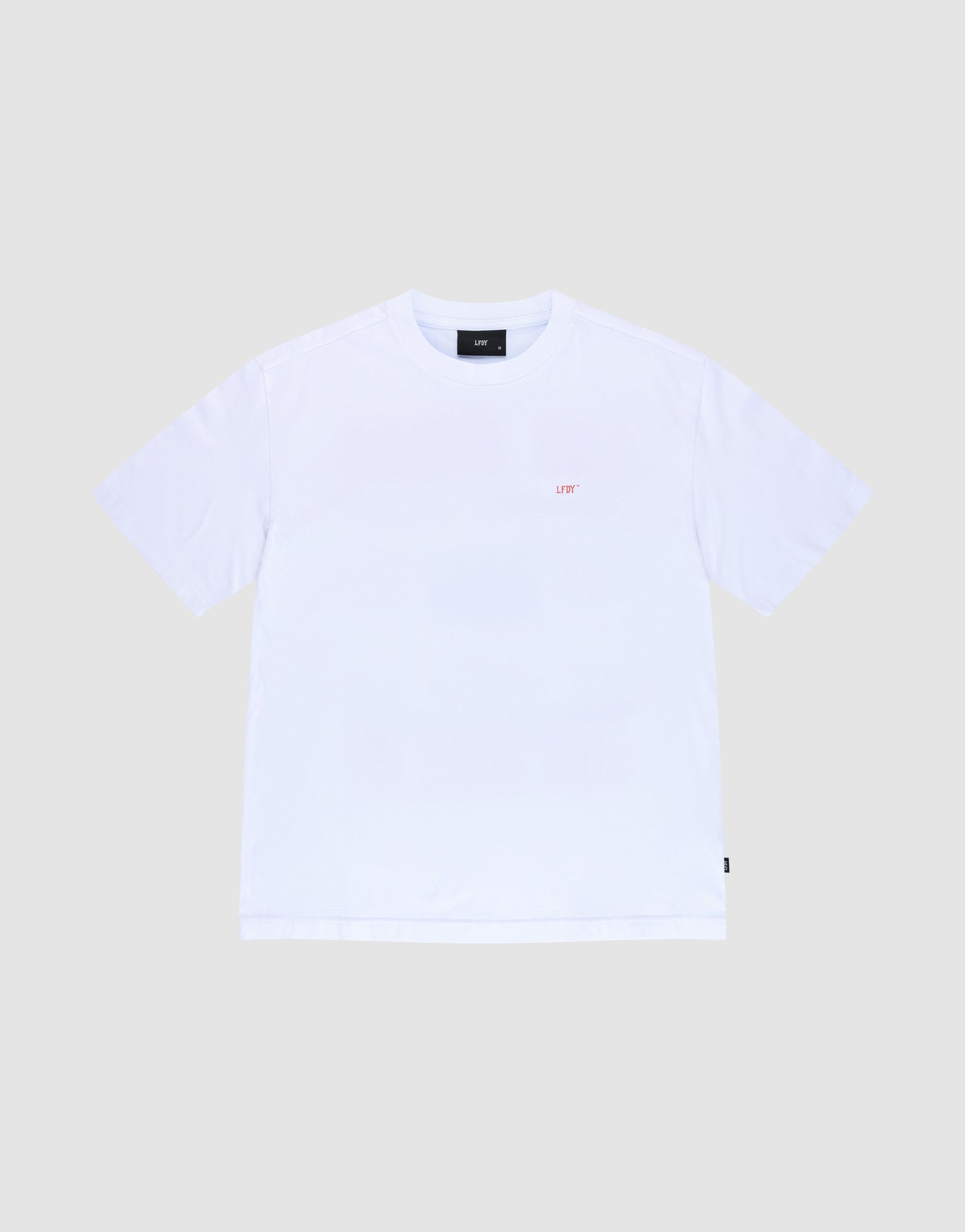The LIVE FAST DIE YOUNG Live Fast Vegas Tee is a plain white, 100% Baumwolle short-sleeve T-shirt shown on a light gray background with a small, subtle logo near the left chest.