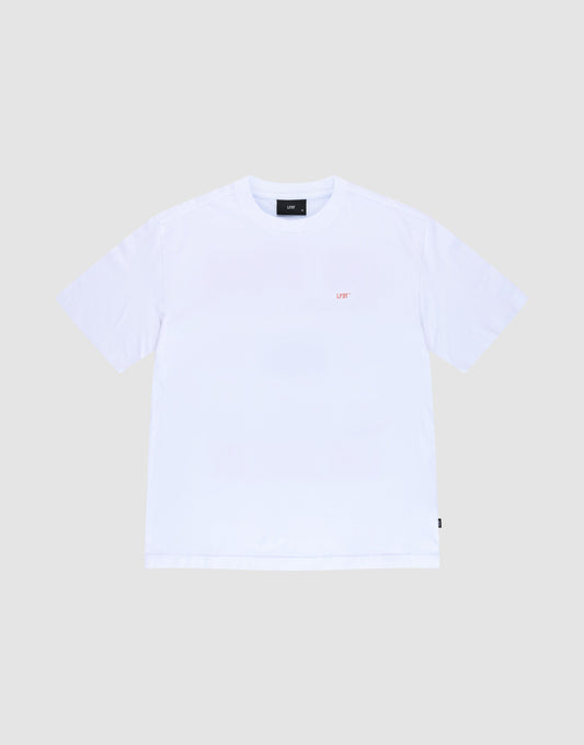 The LIVE FAST DIE YOUNG Live Fast Vegas Tee is a plain white, 100% Baumwolle short-sleeve T-shirt shown on a light gray background with a small, subtle logo near the left chest.