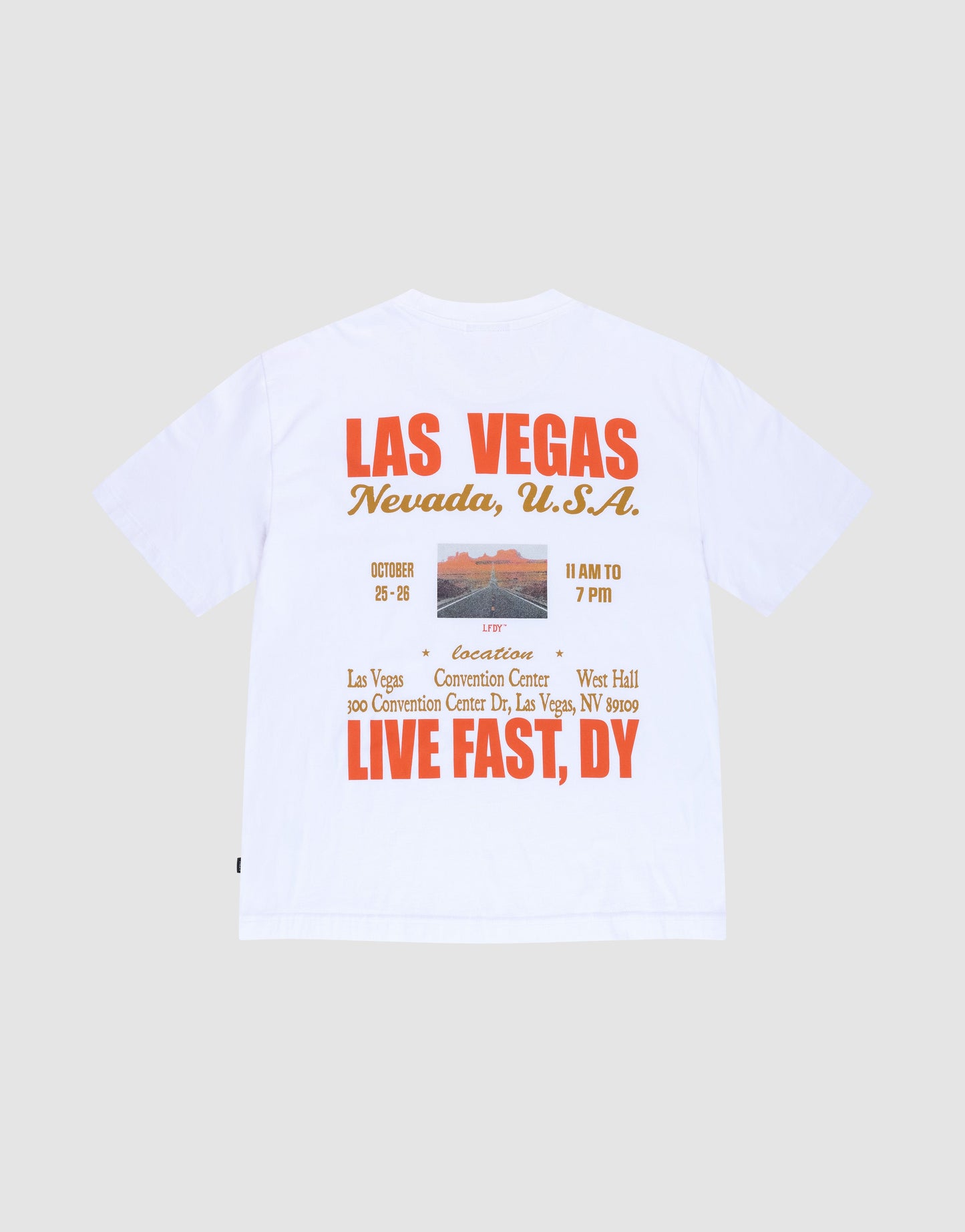 The Live Fast Vegas Tee by LIVE FAST DIE YOUNG is an oversized white shirt with "LAS VEGAS, Nevada, U.S.A." and event details on the orange backprint and a desert landscape. Made from 100% Baumwolle for bold style and comfort. | plain