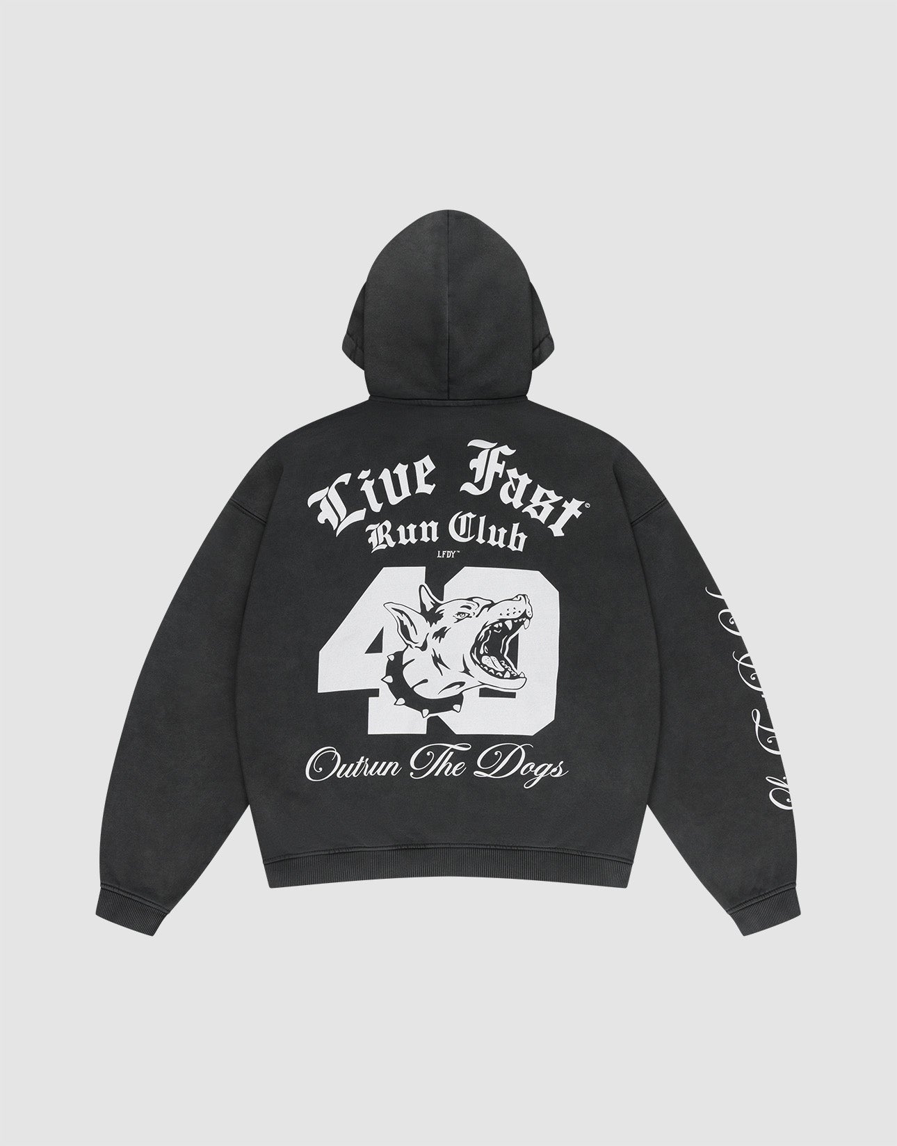 Die LFDY Run Club Hooded Zip von LIVE FAST DIE YOUNG ist ein schwarzer Oversize-Hoodie aus Baumwoll-Polyester mit Front- und Backprint, illustriertem Hundekopf, "Outrun The Dogs" am Rücken und weißen Grafiken am Ärmel.