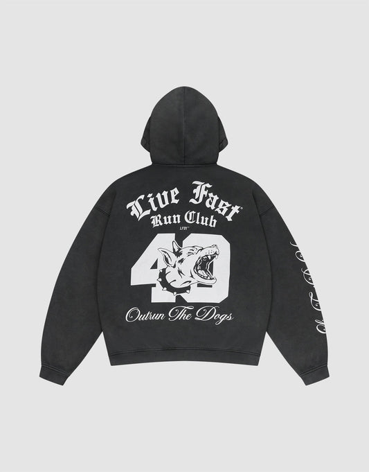 Die LFDY Run Club Hooded Zip von LIVE FAST DIE YOUNG ist ein schwarzer Oversize-Hoodie aus Baumwoll-Polyester mit Front- und Backprint, illustriertem Hundekopf, "Outrun The Dogs" am Rücken und weißen Grafiken am Ärmel. | plain