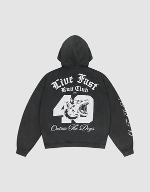 Die LFDY Run Club Hooded Zip von LIVE FAST DIE YOUNG ist ein schwarzer Oversize-Hoodie aus Baumwoll-Polyester mit Front- und Backprint, illustriertem Hundekopf, "Outrun The Dogs" am Rücken und weißen Grafiken am Ärmel. | plain