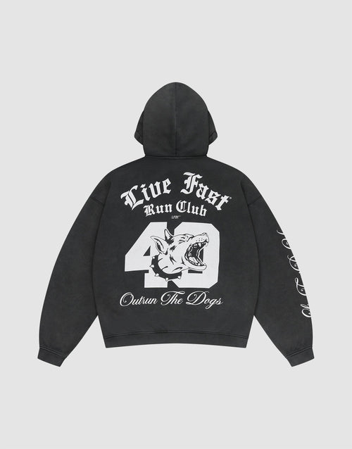 Die LFDY Run Club Hooded Zip von LIVE FAST DIE YOUNG ist ein schwarzer Oversize-Hoodie aus Baumwoll-Polyester mit Front- und Backprint, illustriertem Hundekopf, "Outrun The Dogs" am Rücken und weißen Grafiken am Ärmel. | plain