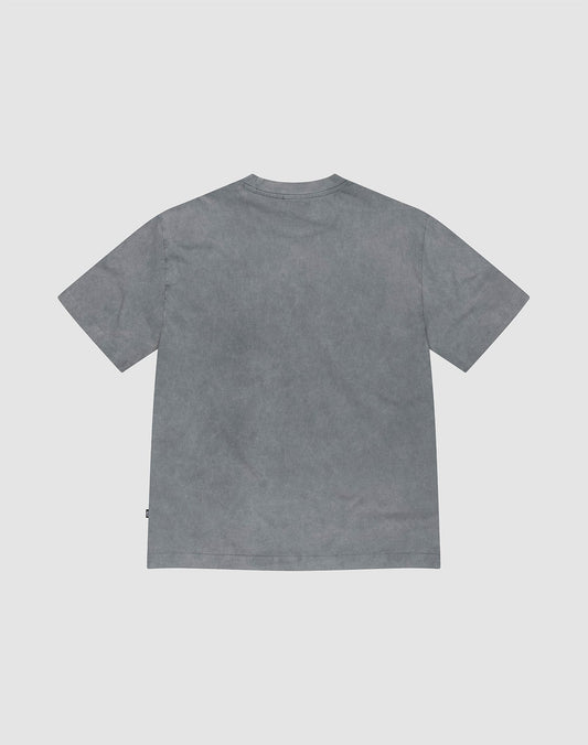 The LIVE FAST DIE YOUNG Basic +49 Chest Tee is a loose-fit, short-sleeve gray T-shirt in an Oversize Fit, made from 100% Baumwolle for breathable comfort. Shown laid flat and viewed from the back on a light gray background.
