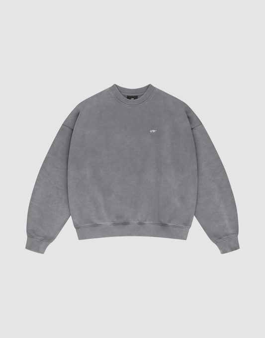 The LIVE FAST DIE YOUNG Basic Chest Sweater is an oversized light gray crewneck made from soft Baumwolle, featuring long sleeves, ribbed cuffs, hem, collar, and a small white LIFE logo on the left chest. | plain