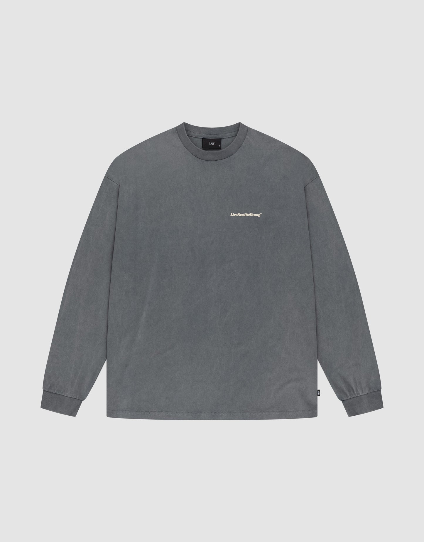 The LIVE FAST DIE YOUNG Basic Longsleeve is an oversize fit, faded gray, long-sleeve t-shirt with a crew neck and small white logo on the chest, made from 100% Baumwolle, shown flat on a light gray background.