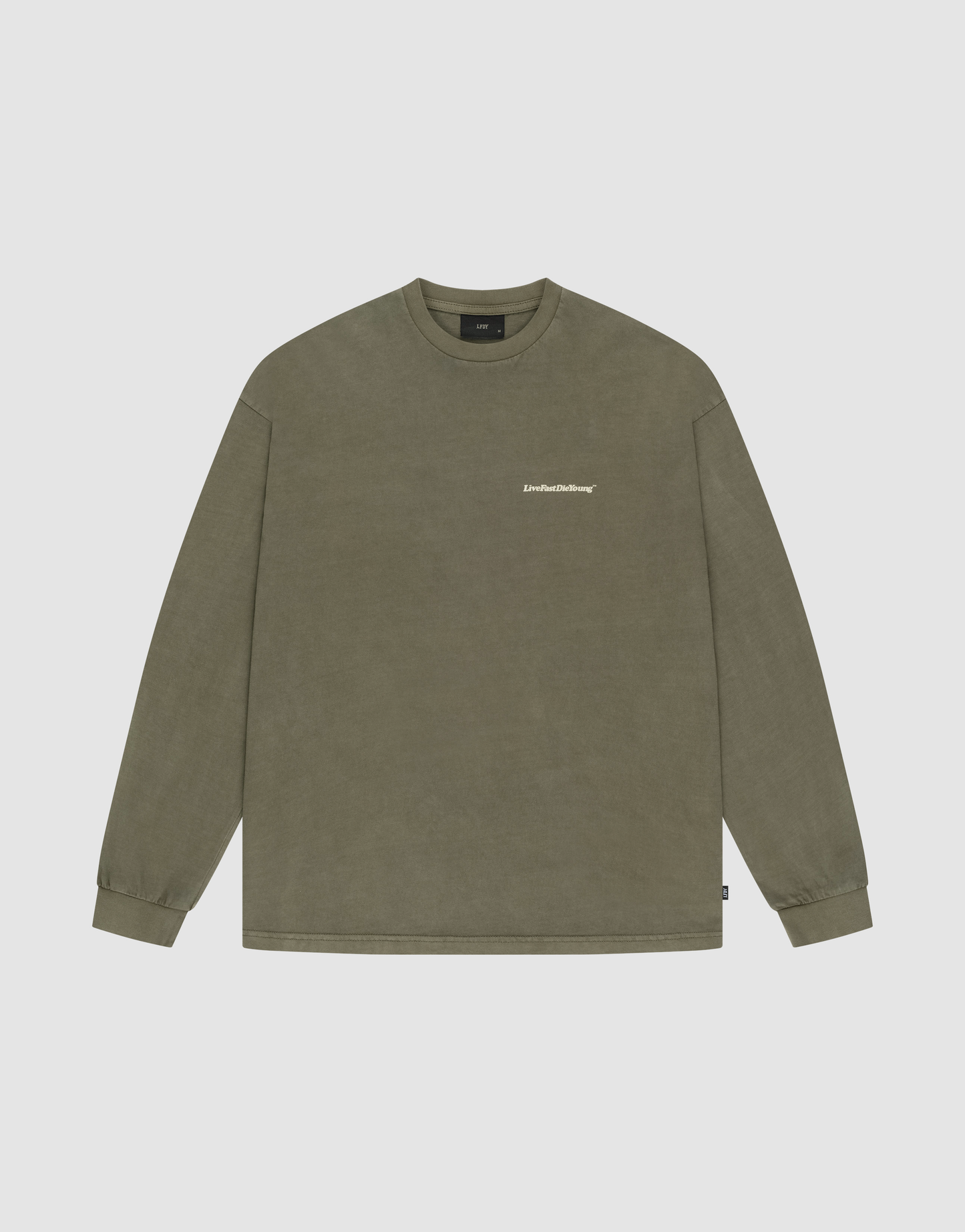 The LIVE FAST DIE YOUNG Basic Longsleeve is an olive-green crewneck with long sleeves, a small white logo on the left chest, made from 100% Baumwolle, shown on a simple light background. | plain