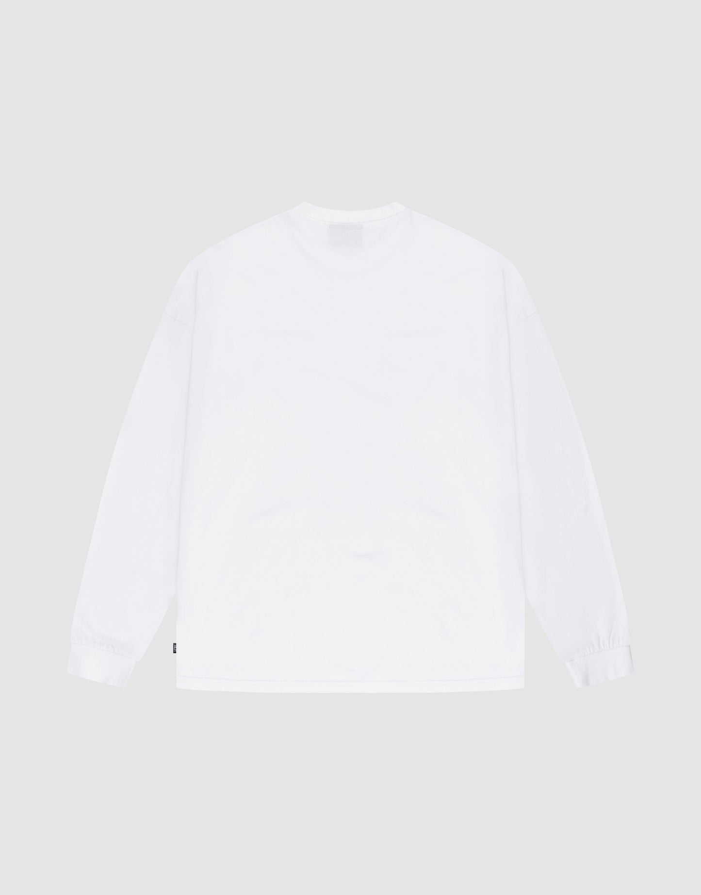 The LIVE FAST DIE YOUNG Basic Longsleeve is a plain white, 100% Baumwolle shirt with a crew neckline and ribbed cuffs, shown from the back against a light gray background. No logos, patterns, or designs are visible.