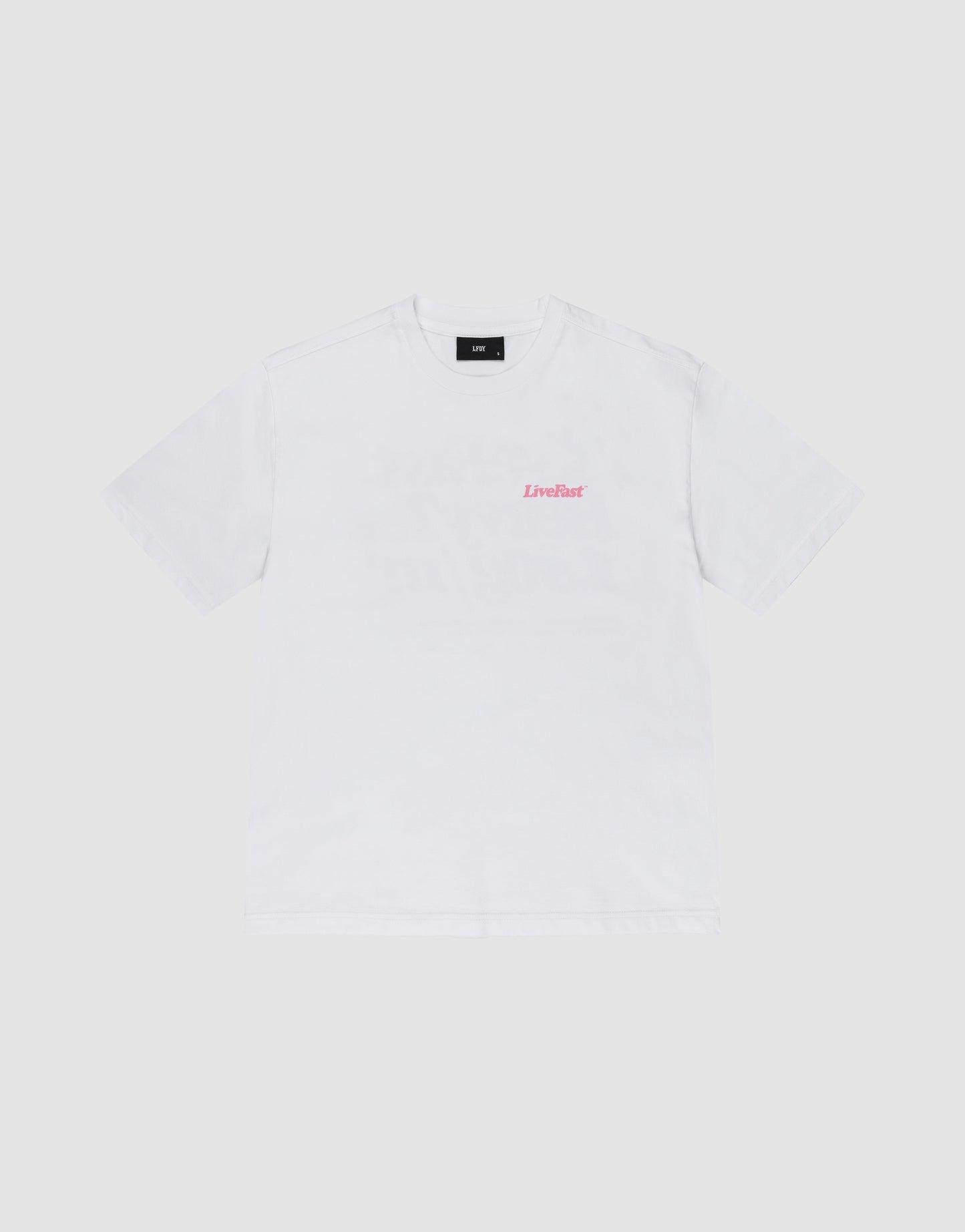 The LIVE FAST DIE YOUNG Basic 280 Tee is an oversized, white, short-sleeve T-shirt made from 100% Baumwolle, featuring a small pink "LiveFast" print on the chest and shown against a light gray background.