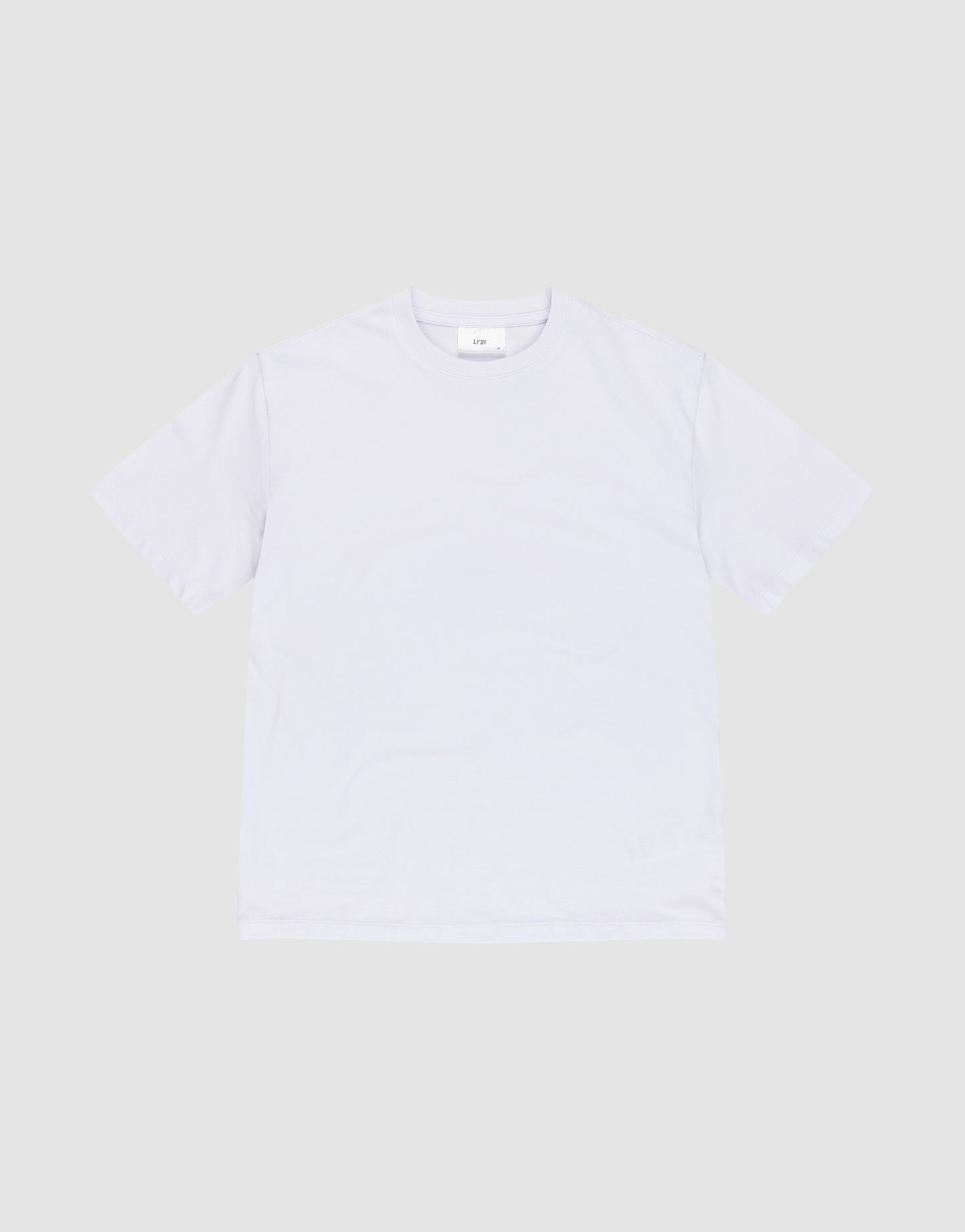 The LFDY Slim Tee by LIVE FAST DIE YOUNG, made from soft Baumwolle Elasthan in a slim fit, is displayed flat on a light gray background with a subtle Flag-Label at the hem.