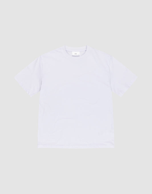 The LFDY Slim Tee by LIVE FAST DIE YOUNG, made from soft Baumwolle Elasthan in a slim fit, is displayed flat on a light gray background with a subtle Flag-Label at the hem.
